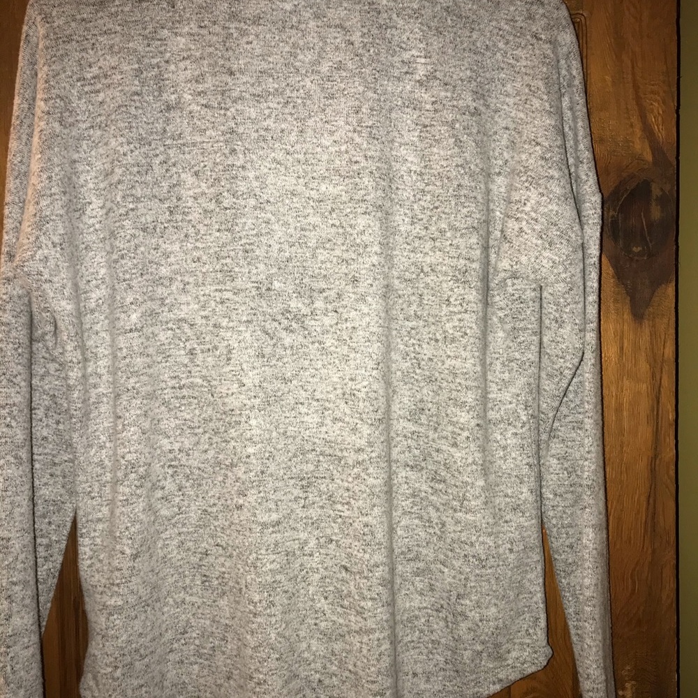 Jennifer Lopez V neck knit top Sz. S NWOT - Picture 2 of 6